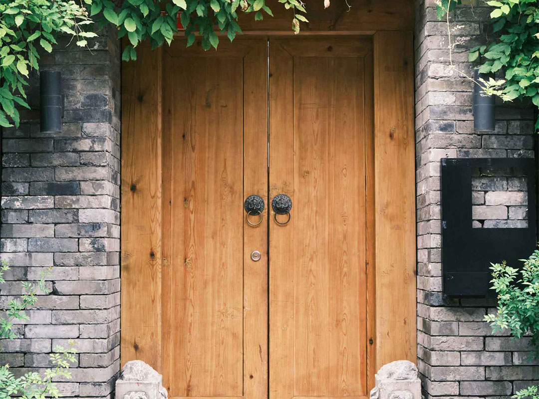 Décapage porte d'entrée en bois